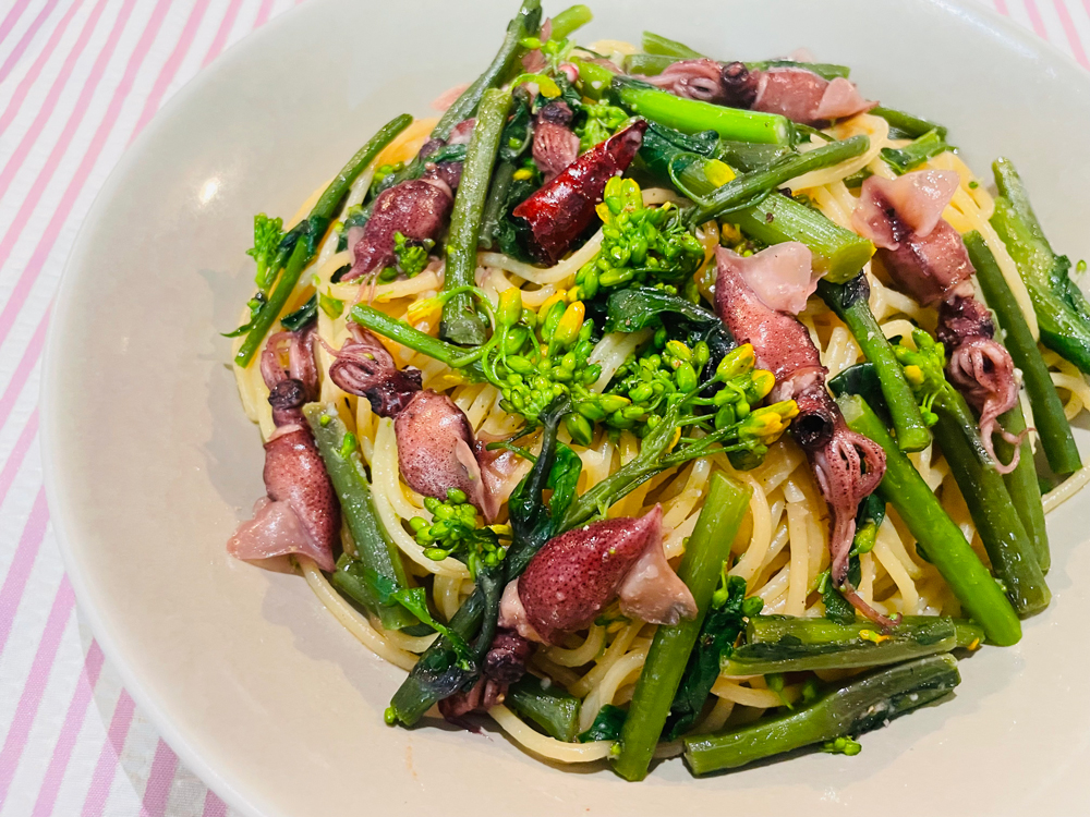 旬を味わう！紅菜苔とホタルイカの彩りパスタ